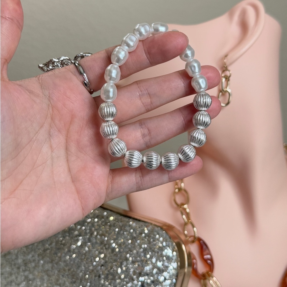 ⚜️❤️‍🔥 Silver and Faux Pearl Beaded Stretch Bracelet 💫 - Picture 7 of 7